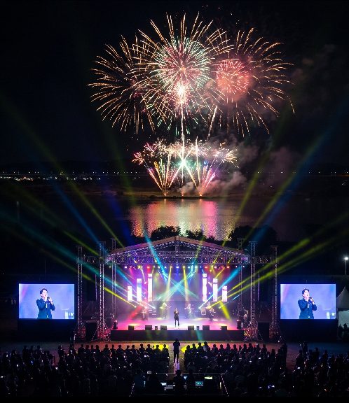 Closing fireworks over the Nakdong River at the Chilgok Nakdong River Peace Festival 2026, with Chilgokbo in the background