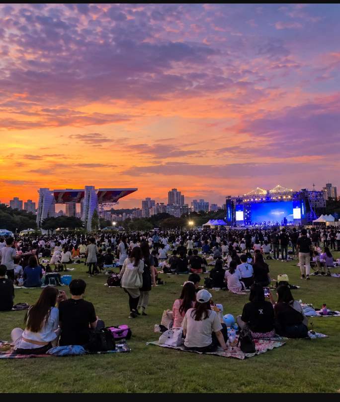 Autumn foliage and evening illumination at Olympic Park 88 Lawn during the Hanseong Baekje Cultural Festival