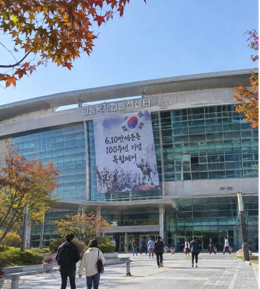 안동 전시존에서 6.10만세운동 현장을 재현한 전시 공간 풍경