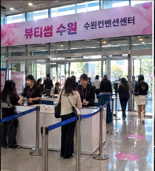 사전등록 QR코드를 스캔해 출입 배지를 받는 키오스크 이용 장면