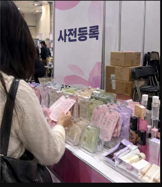 스킨케어와 메이크업 부스가 늘어선 뷰티 전시장 내부 풍경