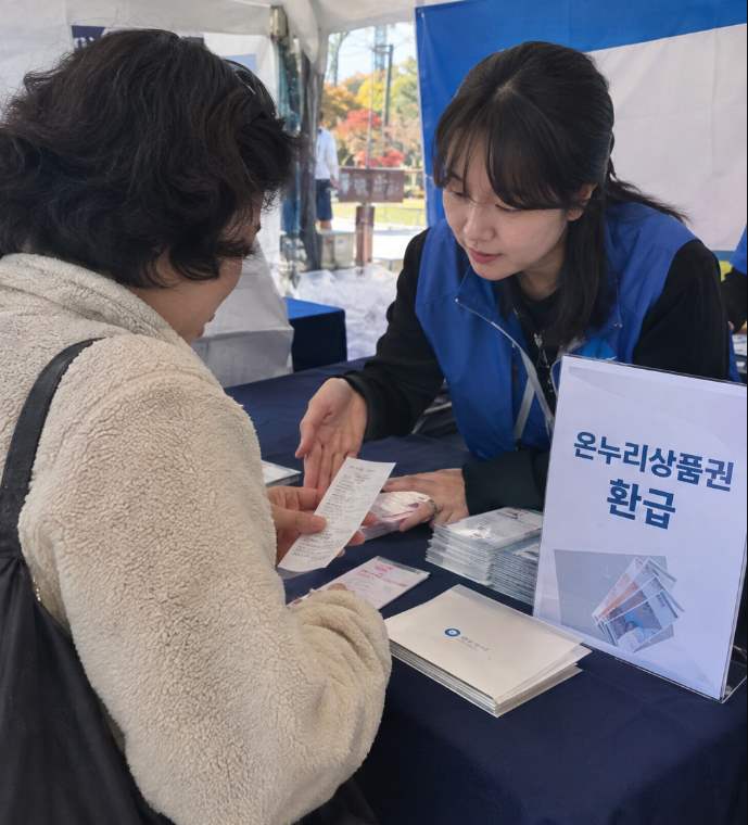 충남 우수기업 제품을 진열한 독립기념관 야외 판매 부스 풍경