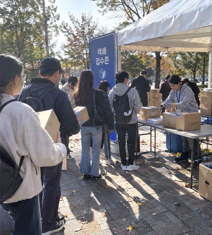 독립기념관 야외 무대 앞에서 공연을 기다리는 방문객 풍경
