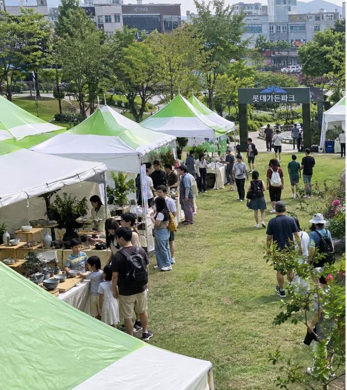김해분청도자기축제 행사장인 장유 롯데가든파크 주변 도심 풍경